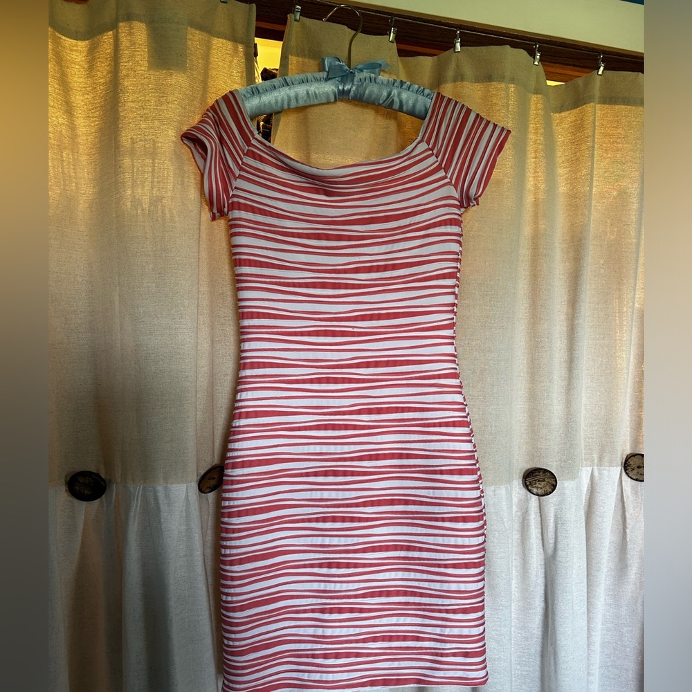 Tight fitting, gives great shape. Size small. Loves wearing this!!